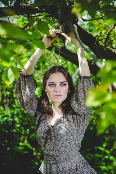 Csinos Lány Ruha Megérinti Fát Vagy Tartja Ágak Zöld Levelek — Stock Fotó