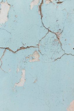 Çatlak duvar dokusu açık mavi boya, arkaplan ya da terk edilmiş binanın dış cephesi.