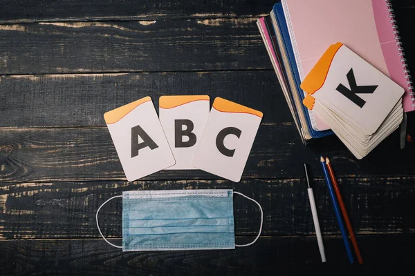 Tarjetas Con Letras Del Alfabeto Cuaderno Lápices Máscara Gasa Médica — Foto de Stock