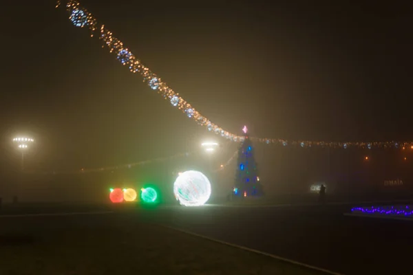 집중하지 크리스마스 트리의 가랑이 불빛이 도시를 비추고 있습니다 뉴이어 크리스마스 — 스톡 사진