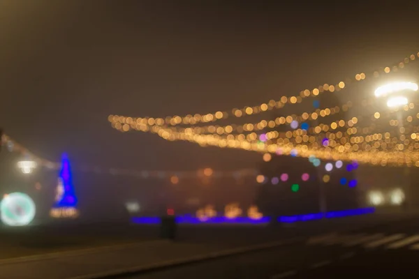 Nezaostřený Noční Snímek Vánočního Stromku Věnec Světla Bokeh Městě Šťastný — Stock fotografie