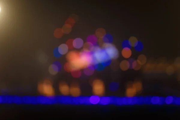 Unkonzentrierte Nachtaufnahme Des Weihnachtsbaums Mit Lichtergirlanden Bokeh Der Stadt Frohes — Stockfoto