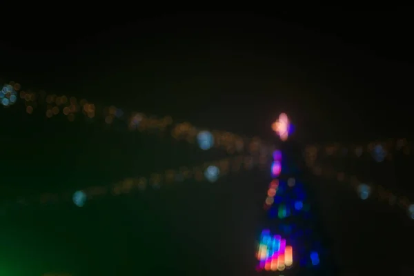 Colpo Notturno Sfocato Albero Natale Con Ghirlanda Luci Bokeh Città — Foto Stock