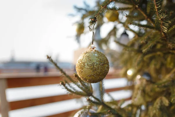 Köknar Ağacının Şenlikli Ampullerle Süslenmiş Yakın Çekimi Mutlu Noeller Boşluğu — Stok fotoğraf