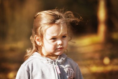 ormandaki yürüyüşte kız