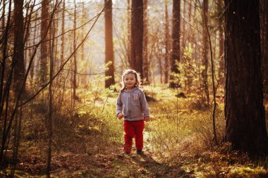 ormandaki yürüyüşte kız