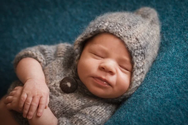 Niño recién nacido dormido —  Fotos de Stock