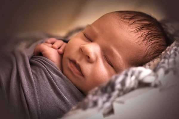 Niño recién nacido dormido —  Fotos de Stock