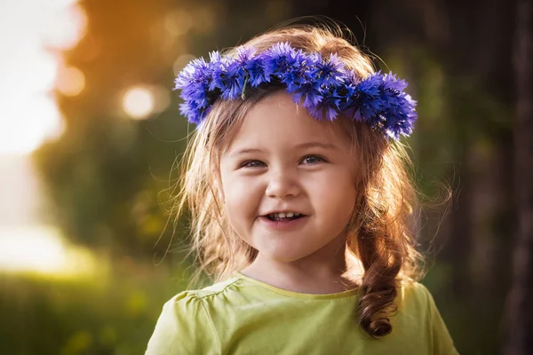 Маленька дівчинка в вінку з квітів — стокове фото