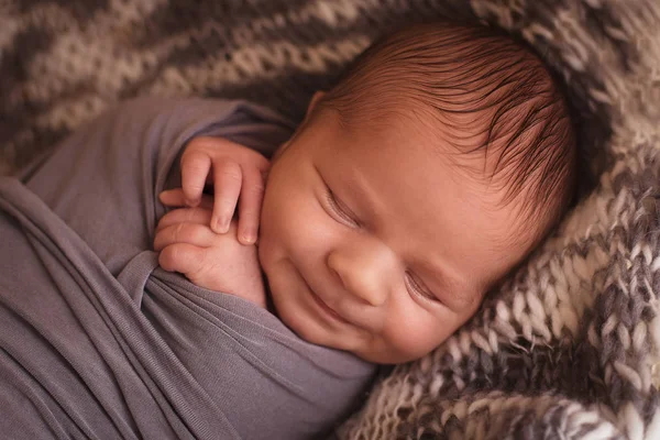 Niño recién nacido dormido —  Fotos de Stock