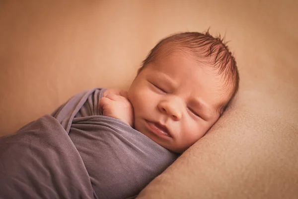 Niño recién nacido dormido —  Fotos de Stock