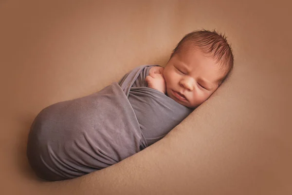 Niño recién nacido dormido —  Fotos de Stock