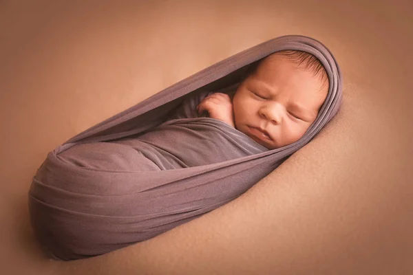 Niño recién nacido dormido —  Fotos de Stock