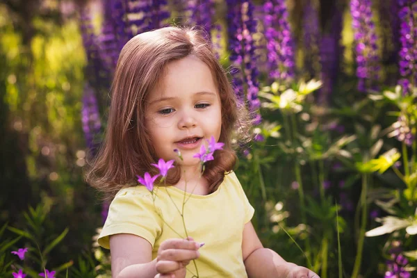 Маленька дівчинка серед квітів — стокове фото