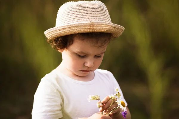 Petite Fille Joue Sur Nature Été — Photo