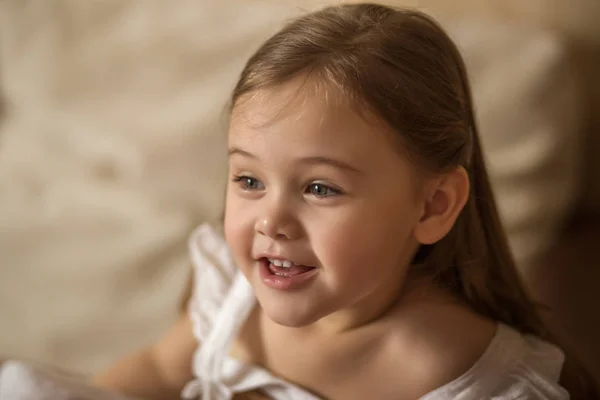 Porträt Eines Lächelnden Schönen Kleinen Mädchens Mit Langen Haaren — Stockfoto