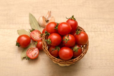 ahşap arka plan üzerinde bir sepet içinde kiraz domates