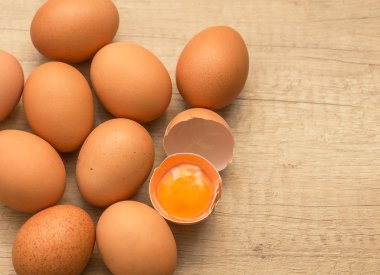 ahşap arka plan üzerinde fazla çiğ tavuk yumurta