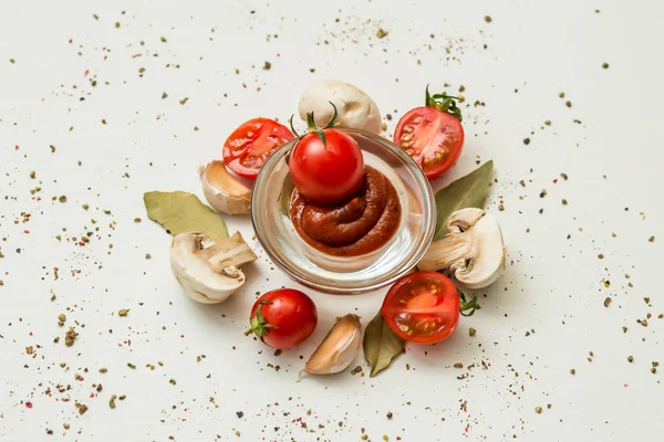 Pâte Tomate Dans Une Tasse Verre Légumes Sur Fond Blanc — Photo