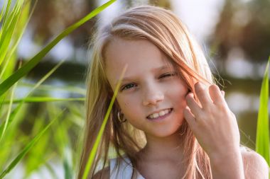 uzun saçlı, açık havada güzel küçük bir kız portresi