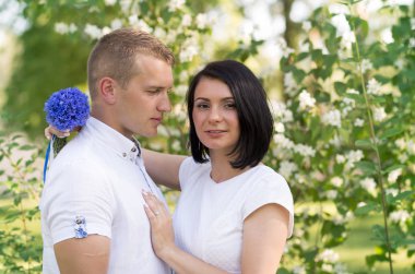 Gelin ve damat yaz aylarında parkta aşık