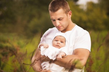  Babası bir yeni doğan oğlu yaz aylarında parkta tutar