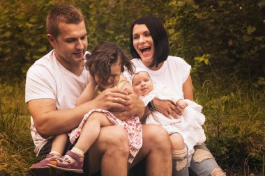 mutlu anne ve iki çocuk birlikte, açık havada
