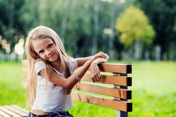 Маленька Дівчинка Довгим Волоссям Сидить Лавці Літньому Парку — стокове фото