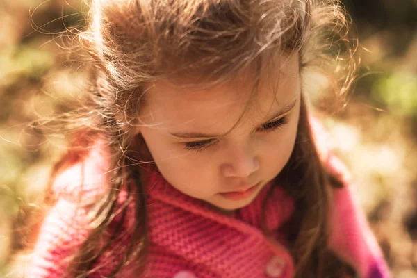 Portrait Une Petite Fille Triste Aux Cheveux Longs Plein Air — Photo