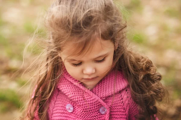 Портрет Грустной Маленькой Девочки Длинными Волосами Открытом Воздухе — стоковое фото