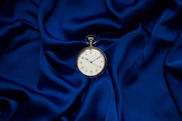 Круглий Годинник Синьому Фоні — стокове фото