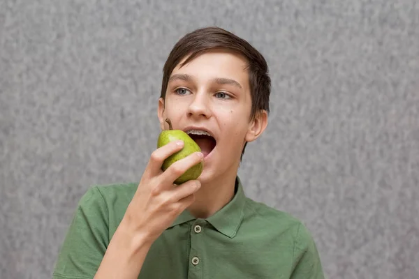 Adolescente Com Aparelho Fruta — Fotografia de Stock
