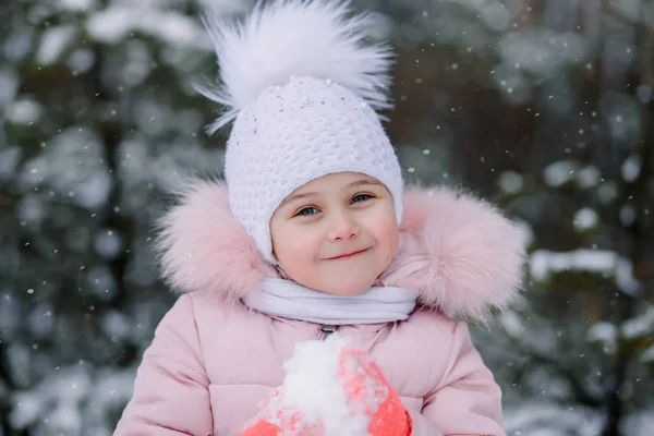 Маленькая девочка зимний портрет в природе — стоковое фото
