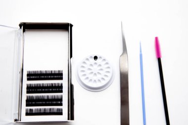 Güzellik salonunda kirpik uzatma araçları