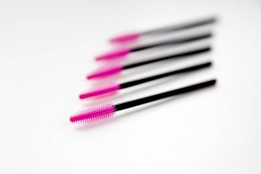 Güzellik salonunda kirpik uzatma araçları