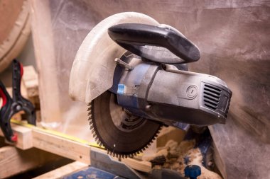 Marangozluk atölyesinde daire şeklinde testere.