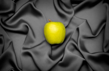 siyah bir zemin üzerine yeşil elma