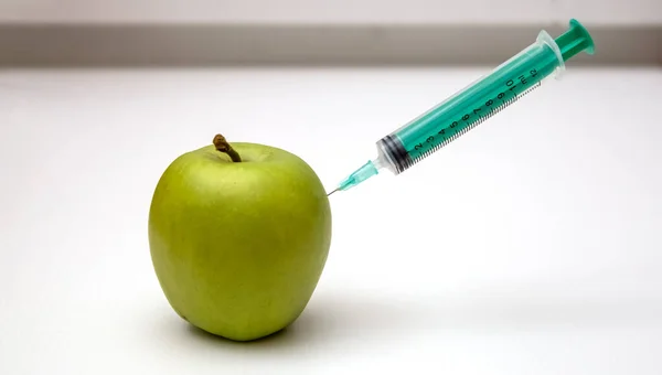 Jeringa Médica Manzana Sobre Fondo Blanco —  Fotos de Stock