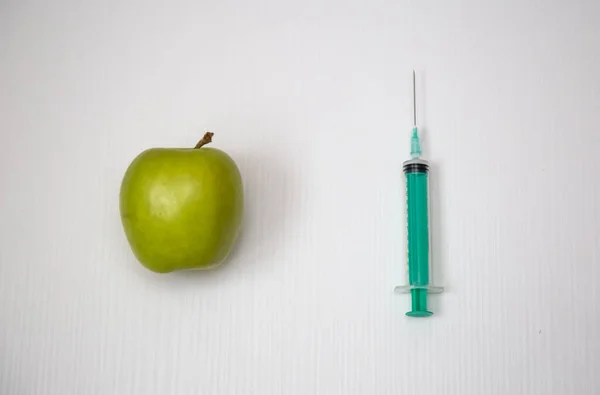 Medical Syringe Apple White Background — Stock Photo, Image