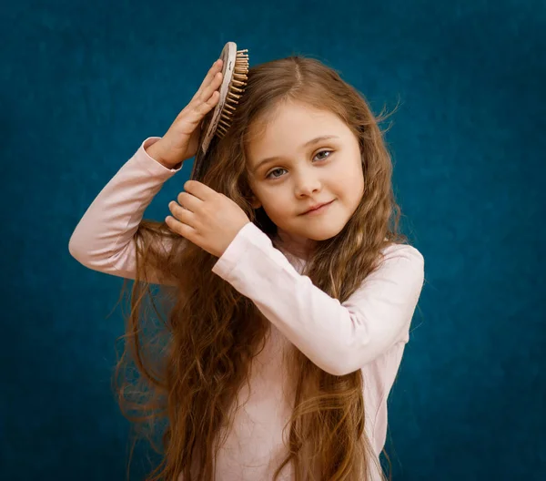 Mała Dziewczynka Długimi Włosami Jest Czesana Grzebieniem — Zdjęcie stockowe