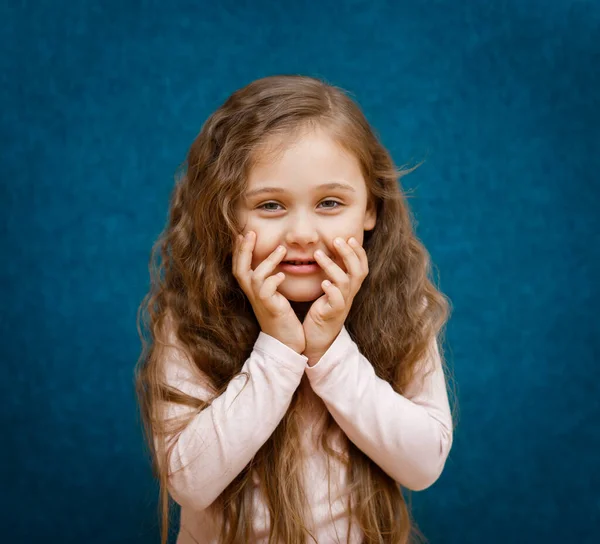 Mała Dziewczynka Zamyka Usta Emocji Rąk — Zdjęcie stockowe