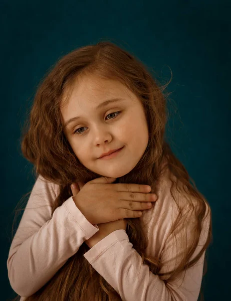 Portré Egy Töprengő Kislány Hosszú Haj Kék Háttér — Stock Fotó