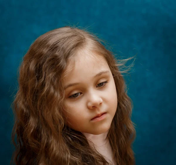 Porträt Eines Nachdenklichen Kleinen Mädchens Mit Langen Haaren Auf Blauem — Stockfoto