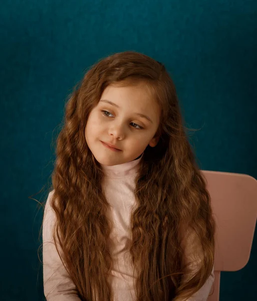Portret Zamyślonej Dziewczynki Długimi Włosami Niebieskim Tle — Zdjęcie stockowe
