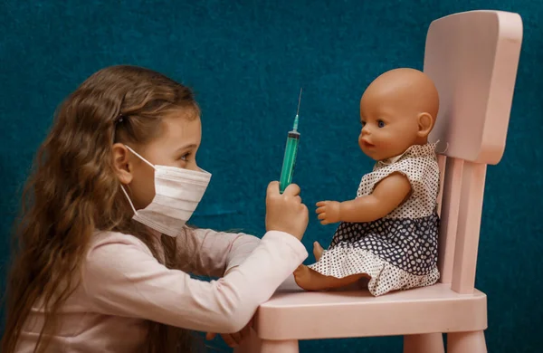 Mała Dziewczynka Bawi Się Lekarza Robi Zastrzyk Dla Lalki — Zdjęcie stockowe