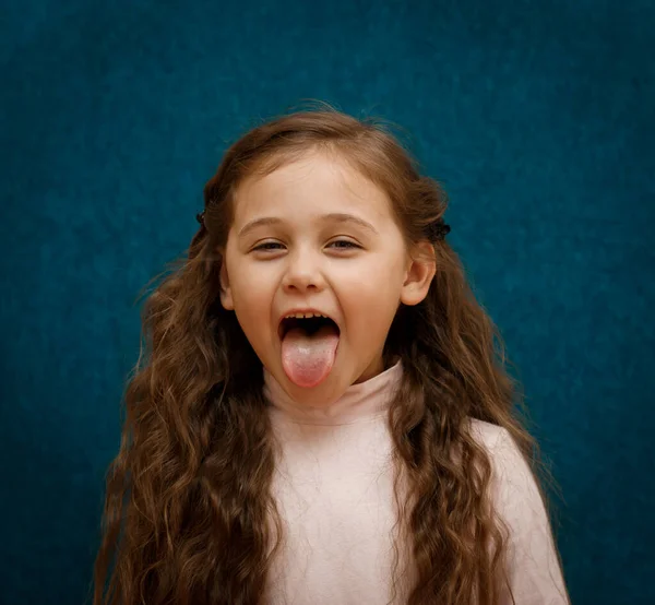 Mała Dziewczynka Pokazuje Język — Zdjęcie stockowe
