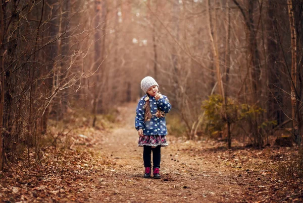 Маленькая Симпатичная Девочка Весеннем Лесу — стоковое фото