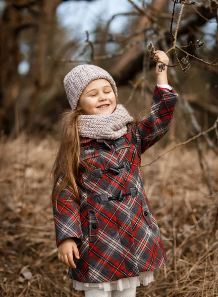 Little Cute Girl Spring Forest Pussy Willow Twigs — Stock fotografie
