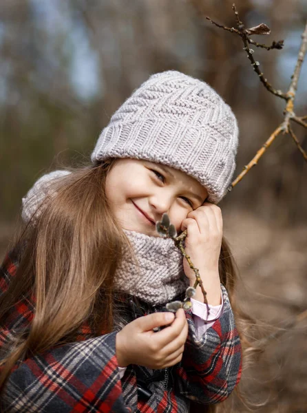 Маленькая Милая Девочка Весеннем Лесу Киска Ивовые Ветки — стоковое фото