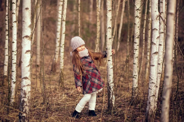 可爱的小女孩抱着白桦树 — 图库照片